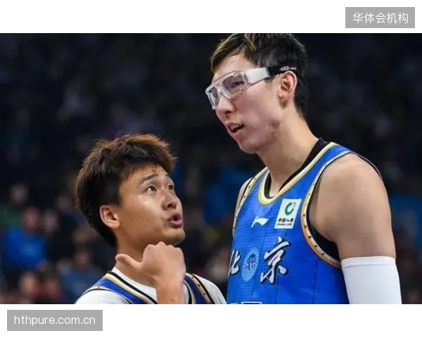 周琦与赵睿的合同状态成为休赛期焦点，他们的最终去向将直接影响多支球队的实力天平。